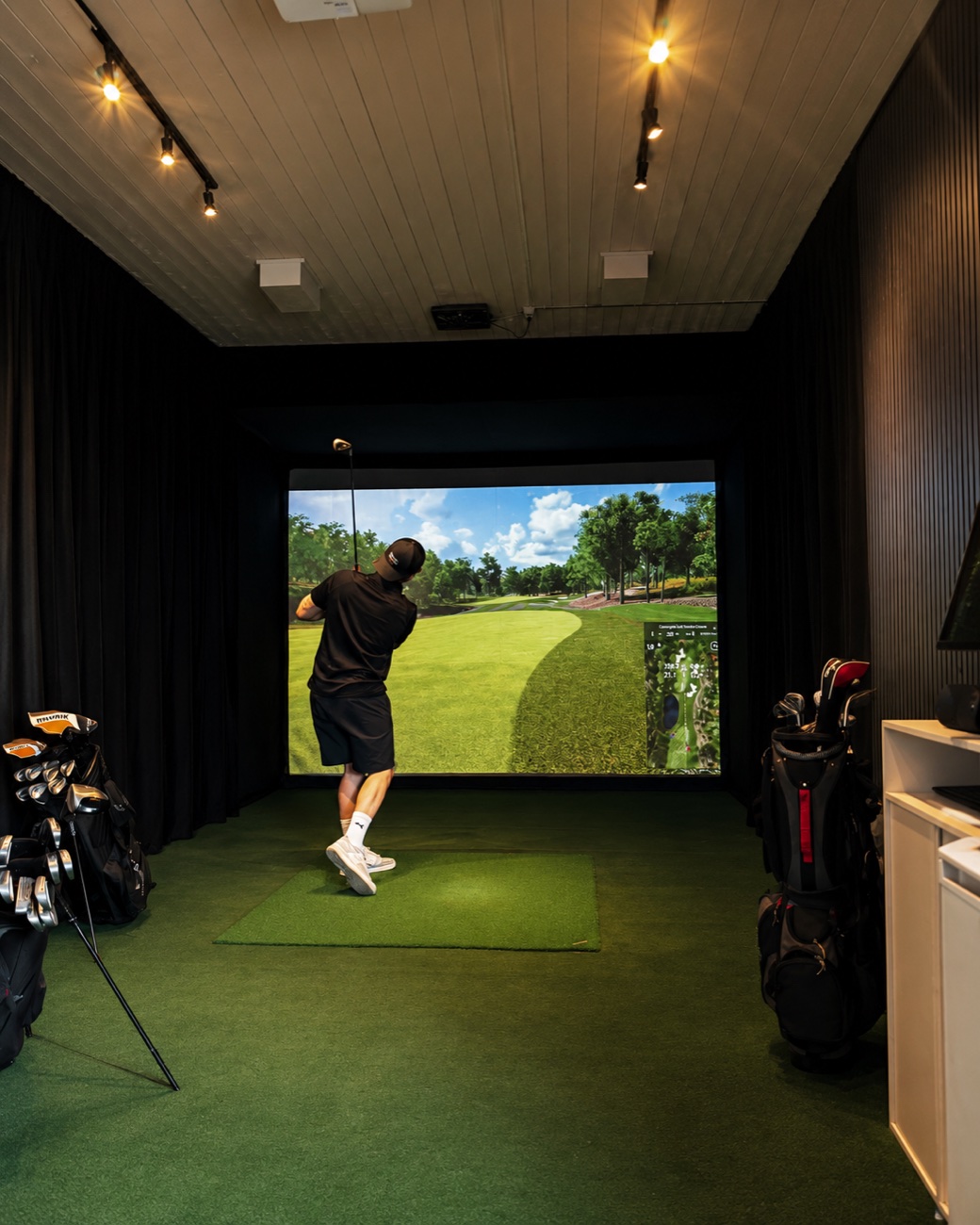Spiller midt i svingen på Trackman iO-simulatoren